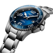 Cassa rotonda in acciaio inossidabile da 39 mm con lunetta girevole unidirezionale in ceramica blu, vetro zaffiro antigraffio con trattamento antiriflesso e corona a vite dell'orologio Longines HydroConquest